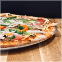 tomatensaus, kaas, champignons, ham, salami, paprika, ui