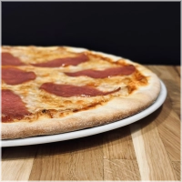 tomatensaus, kaas, salami